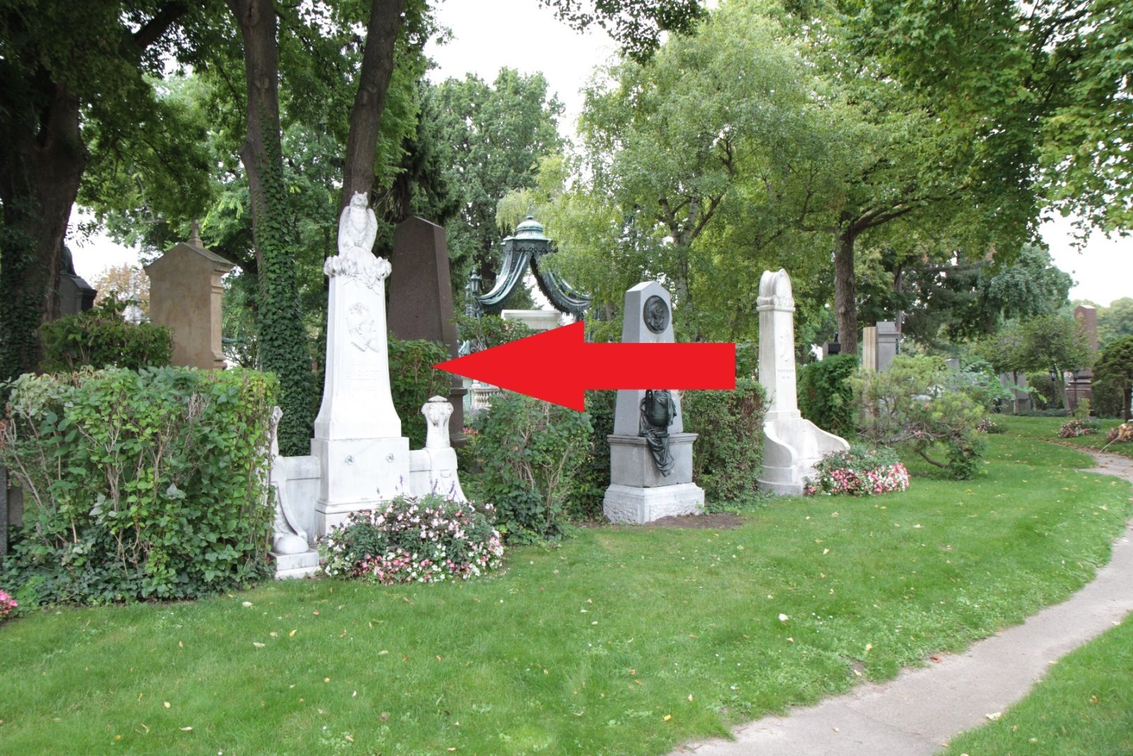 Eduard Albert's tomb, Vienna - 01.JPG